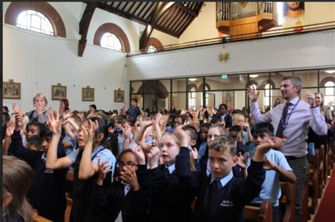 church-singing-e1707219022515-600x398.jpg